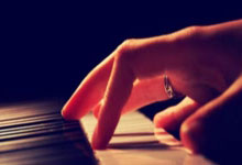 里昂豪取胜利，升至联赛榜首